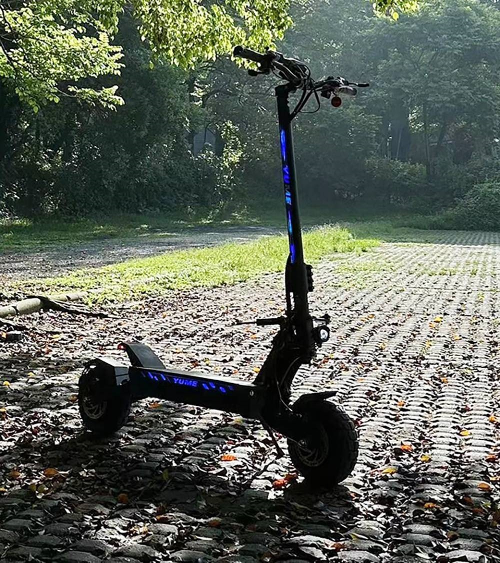 YUME HAWK Electric Scooter, 10x3.15" bezdušové terénne pneumatiky 1200W*2 Motor 60V 22.5Ah Batéria 43mph Max. rýchlosť 43mil Max. dojazd Hydraulické kotúčové brzdy 126kg Max. zaťaženie APP Control