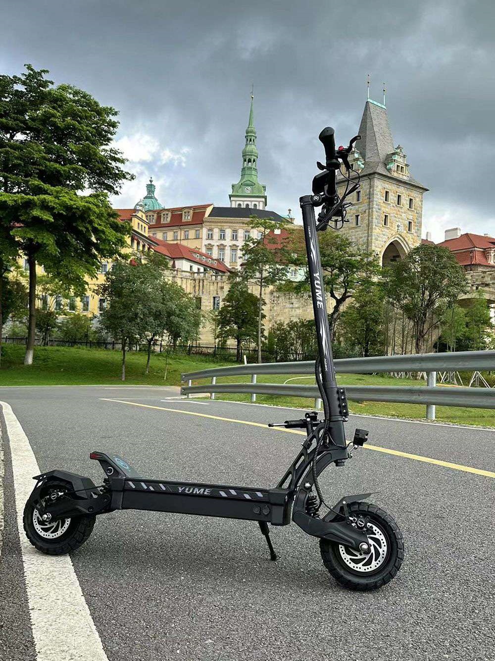 YUME HAWK Electric Scooter, 10x3.15" Bezdušové terénne pneumatiky 1200W*2 Motor 60V 22,5Ah Batéria 43mph Max. rýchlosť 43 míľ Max. dojazd Hydraulické kotúčové brzdy 126kg Max. zaťaženie APP Control