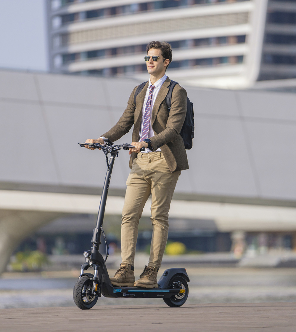 JOYOR C10 Electric Scooter, 500W Motor, 48V 10.4Ah batéria, 10-palcová pneumatika, max. rýchlosť 45 km/h, dojazd 30-50 km, max. zaťaženie 120 kg, predné a zadné kotúčové brzdy