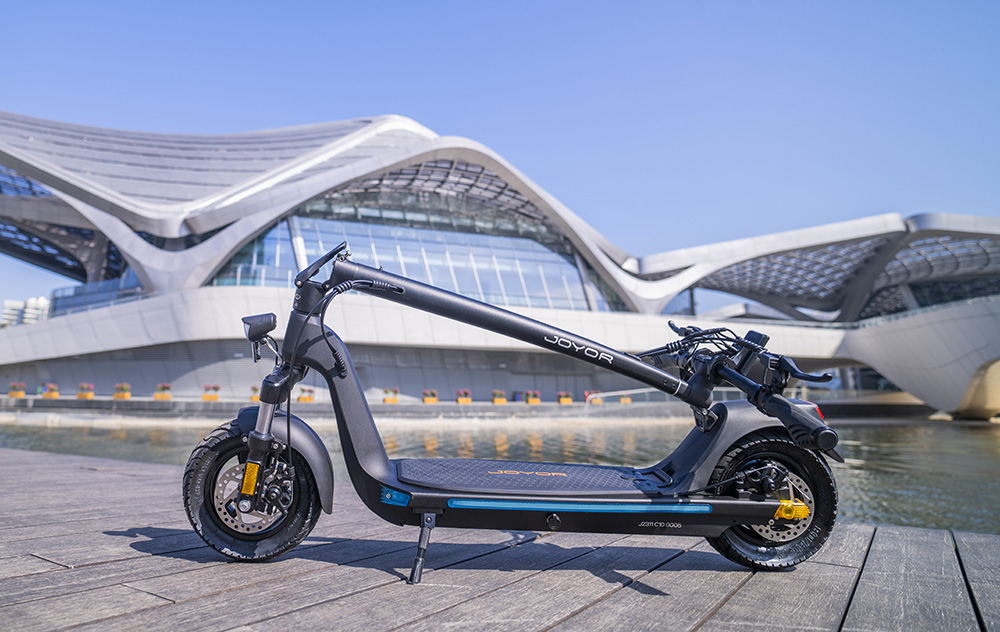 JOYOR C10 Electric Scooter, 500W Motor, 48V 10.4Ah batéria, 10-palcová pneumatika, max. rýchlosť 45 km/h, dojazd 30-50 km, max. zaťaženie 120 kg, predné a zadné kotúčové brzdy