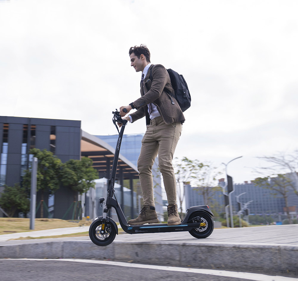 JOYOR C10 Electric Scooter, 500W Motor, 48V 10.4Ah batéria, 10-palcová pneumatika, max. rýchlosť 45 km/h, dojazd 30-50 km, max. zaťaženie 120 kg, predné a zadné kotúčové brzdy