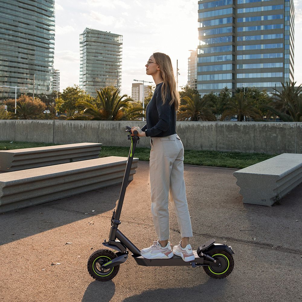 isinwheel S10MAX Electric Scooter, 1000W motor, 48V 15Ah batéria, 10-palcové terénne pneumatiky, max. rýchlosť 45 km/h, dojazd 60 km, predné a zadné kotúčové brzdy, predné a zadné dvojité tlmiče