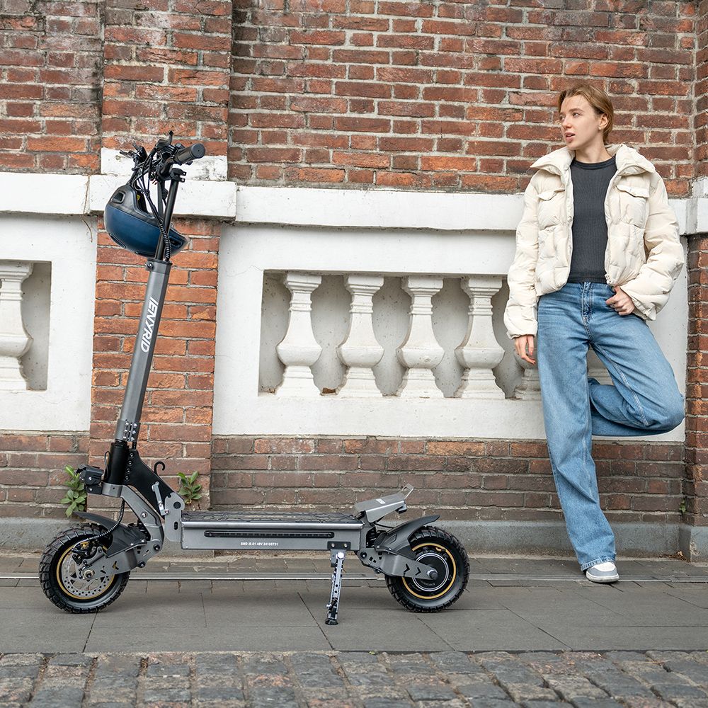 iENYRID S1 Electric Scooter, 250W motor, 48V 15Ah batéria, 10 palcové terénne pneumatiky, max. rýchlosť 25 km/h, dojazd 40 km, dvojkotúčové brzdy, predné & zadné hydraulické odpruženie, LCD displej