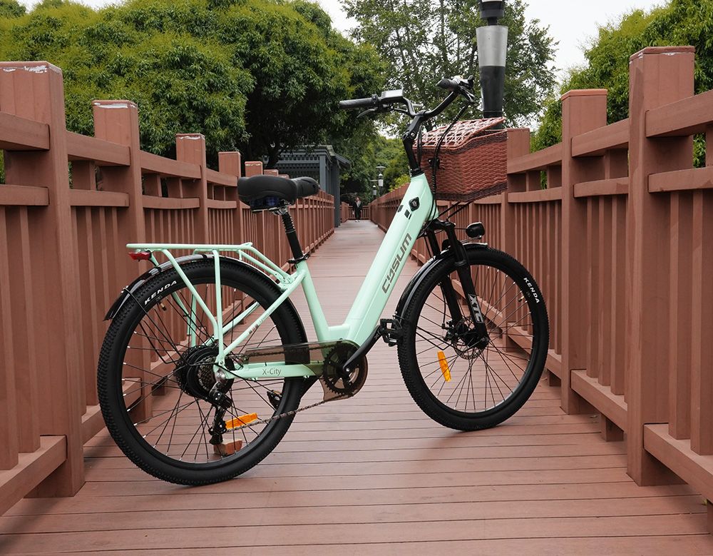 Elektrokolo CYSUM X-city, motor 250 W, baterie 48 V 10,4 Ah, pneumatiky 26*1,95 palce, maximální rychlost 25 km/h, dojezd 80 km, mechanická kotoučová brzda, 7rychlostní Shimano, LCD displej – zelený