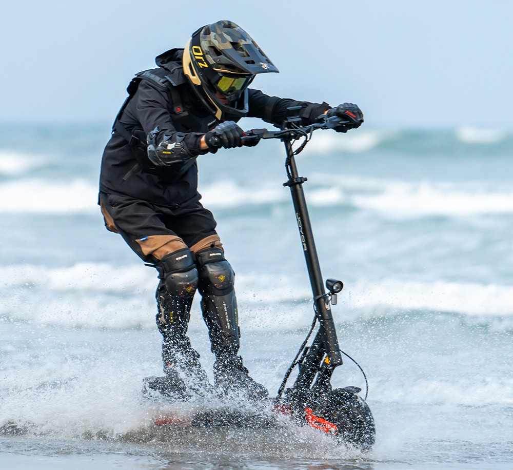 Joyor T10 Electric Scooter, 2*1000W motor, 60V 18Ah batéria, 10 palcové pneumatiky, max. rýchlosť 60 km/h, dojazd 75 km, predné a zadné hydraulické kotúčové brzdy, predné a zadné hydraulické pružinové tlmiče