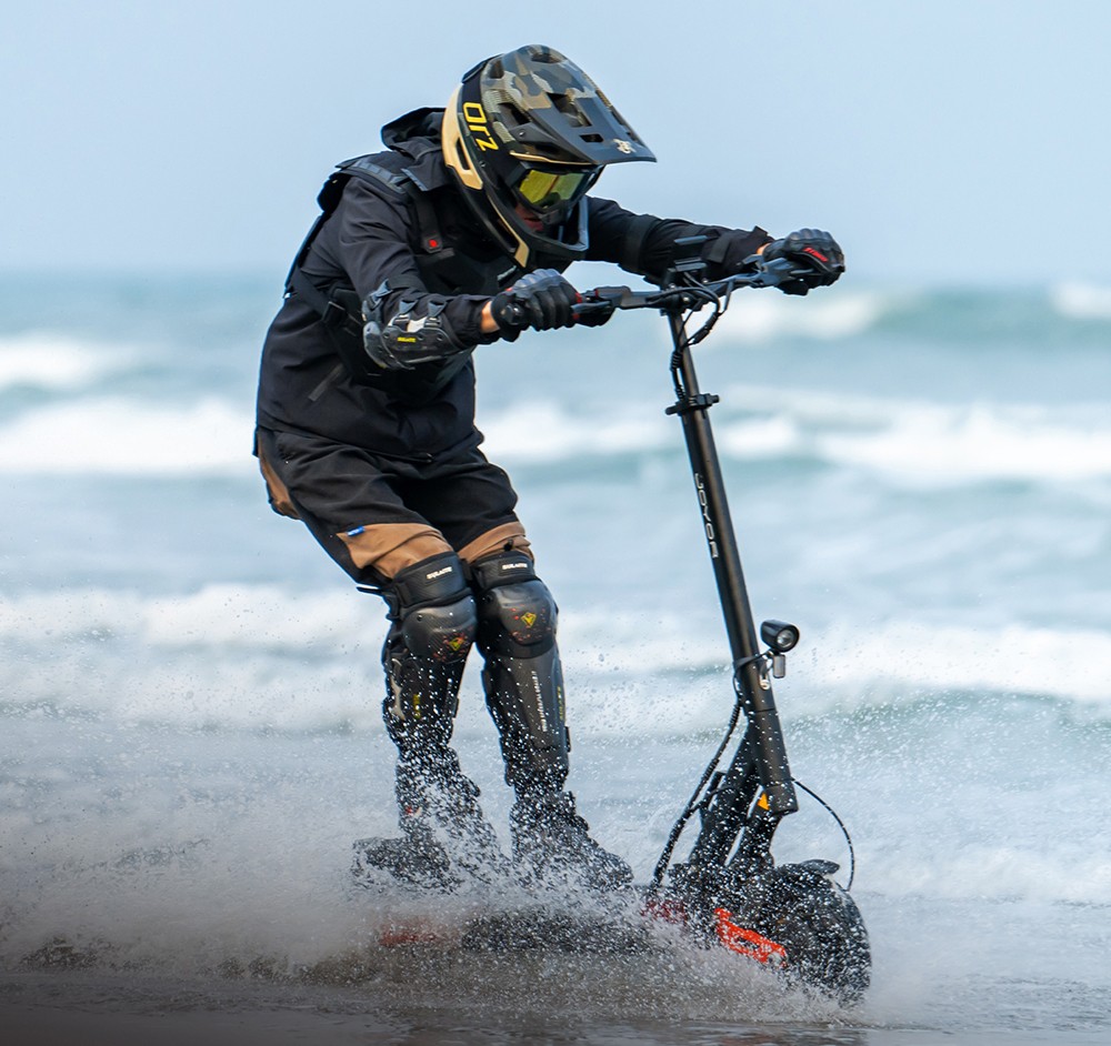 Joyor T6 Electric Scooter, 600W motor, 48V 18Ah batéria, 10 palcové pneumatiky, max. rýchlosť 48 km/h, dojazd 70 km, predné a zadné mechanické kotúčové brzdy, predné a zadné hydraulické pružinové tlmiče