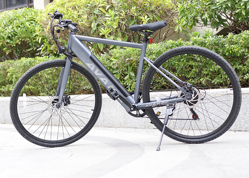 Elektrobicykel AVAKA R1, 250W motor, 36V 7.8Ah batéria, pneumatiky 700C, max. rýchlosť 32 km/h, max. dojazd 45 km, mechanické kotúčové brzdy, 7-rýchlostná prevodovka Shimano, inteligentný LCD displej - sivá