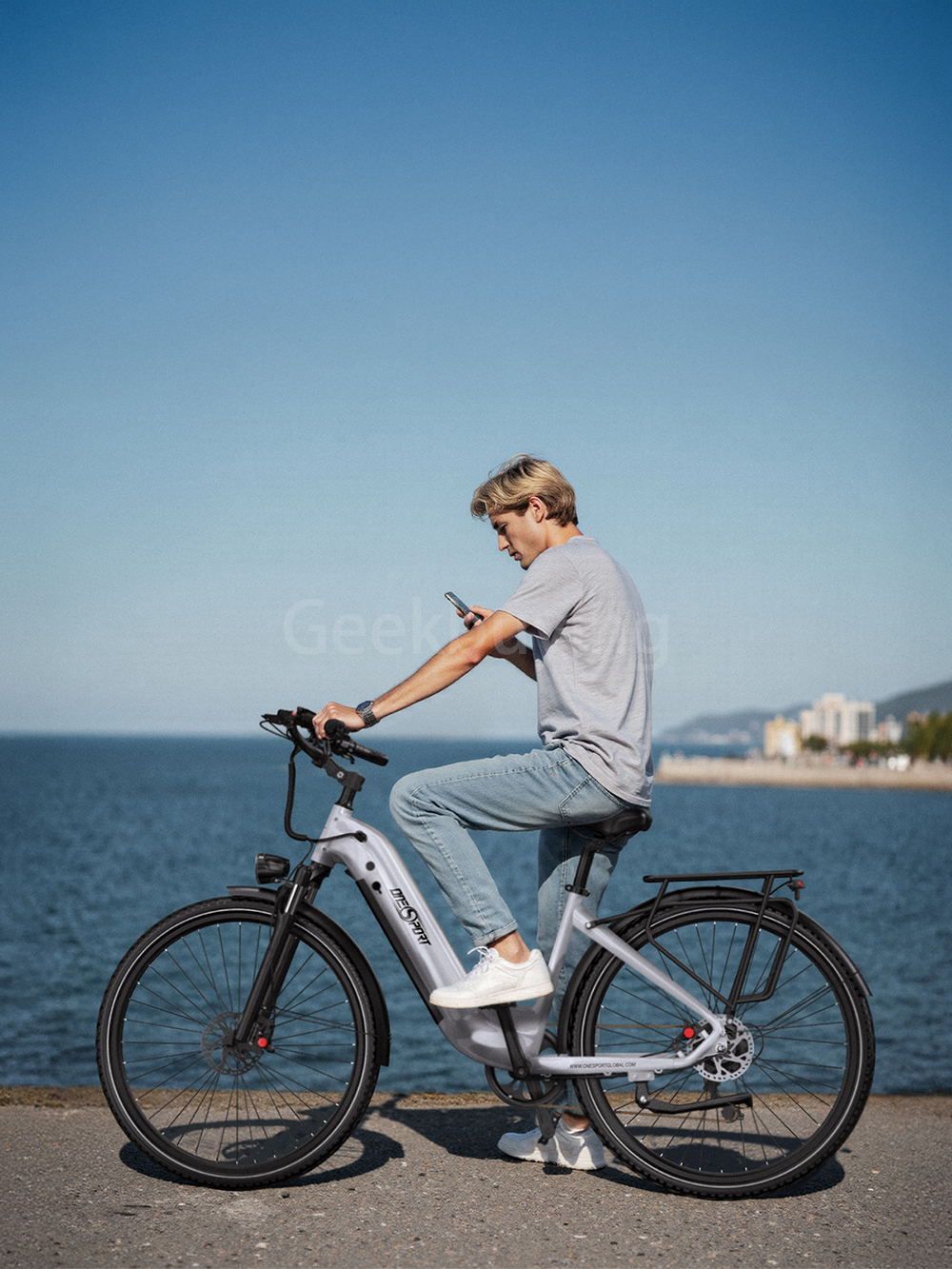 ONESPORT OT05 Pro Electric Bike, 250W Motor, 36V 22.5Ah Battery, 700*50C Tires, 25km/h Max Speed, 140km Range, Hydraulic Disc Brakes, Front Suspension Fork, Shimano 7-speed - White