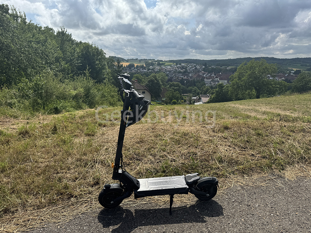 Ausom L2 Max Elektroroller, 2 x 1000 W Motor, 48 V 20,8 Ah Akku, 3 x 10 Zoll Reifen, 65 km/h H&ouml;chstgeschwindigkeit, 90 km Reichweite, Scheibenbremsen vorne und hinten, Schwingenfederung, versteckte AirTag-Halterung