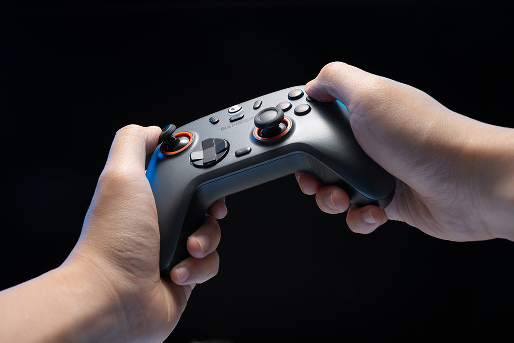 GameSir Nova 2 Lite Wireless Game Controller, Compatible with PC / Switch / Android / iOS, Hall Effect Analog Triggers, Mechanical Circular D-pad, Dual Asymmetric Rumble Motors - Luminous White