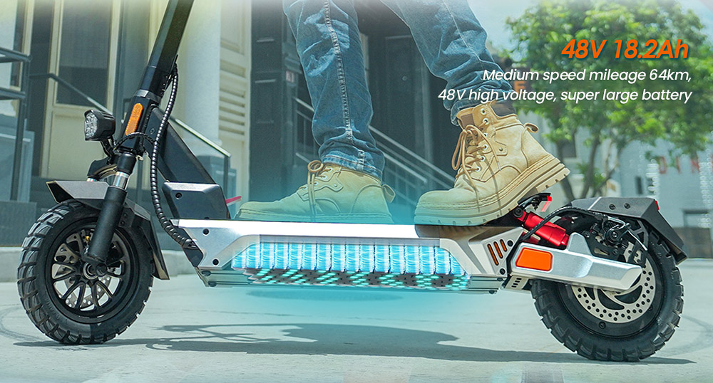 KuKirin M4 Max Electric Scooter, 800W Motor, 48V 18.2Ah batéria, 10 palcové pneumatiky, max. rýchlosť 45 km/h, dojazd 64 km, predné a zadné kotúčové brzdy, pružinové tlmenie