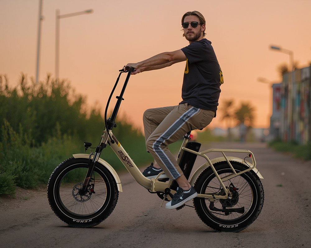 V&eacute;lo &eacute;lectrique Onesport OT16 Max, moteur 500 W, batterie 48 V 18 Ah, pneus 20 x 4 pouces, vitesse maximale 25 km/h, autonomie 120 km, freins &agrave; disque hydrauliques, fourche &agrave; suspension avant, Shimano 7 vitesses - Beige