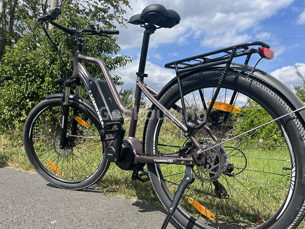 Touroll MA2 elektromos ker&eacute;kp&aacute;r, 250 W-os k&ouml;z&eacute;phajt&aacute;s&uacute; motor, 36 V-os 13 Ah-s akkumul&aacute;tor, 27,5 h&uuml;velykes gumik, 25 km/h maxim&aacute;lis sebess&eacute;g, 100 km-es hat&oacute;t&aacute;vols&aacute;g, hidraulikus t&aacute;rcsaf&eacute;k, teleszk&oacute;pos villa z&aacute;rral, Shimano 7 sebess&eacute;ges - barna