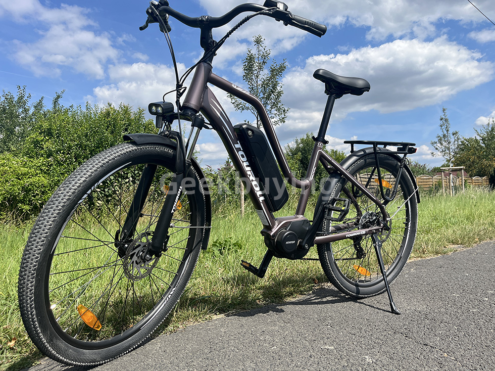 Touroll MA2 elektromos ker&eacute;kp&aacute;r, 250 W-os k&ouml;z&eacute;phajt&aacute;s&uacute; motor, 36 V-os 13 Ah-s akkumul&aacute;tor, 27,5 h&uuml;velykes gumik, 25 km/h maxim&aacute;lis sebess&eacute;g, 100 km-es hat&oacute;t&aacute;vols&aacute;g, hidraulikus t&aacute;rcsaf&eacute;k, teleszk&oacute;pos villa z&aacute;rral, Shimano 7 sebess&eacute;ges - barna