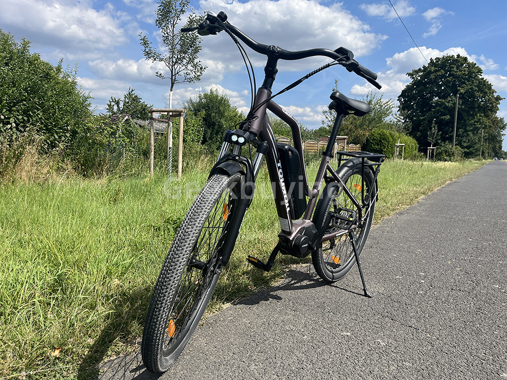 Touroll MA2 elektromos ker&eacute;kp&aacute;r, 250 W-os k&ouml;z&eacute;phajt&aacute;s&uacute; motor, 36 V-os 13 Ah-s akkumul&aacute;tor, 27,5 h&uuml;velykes gumik, 25 km/h maxim&aacute;lis sebess&eacute;g, 100 km-es hat&oacute;t&aacute;vols&aacute;g, hidraulikus t&aacute;rcsaf&eacute;k, teleszk&oacute;pos villa z&aacute;rral, Shimano 7 sebess&eacute;ges - barna