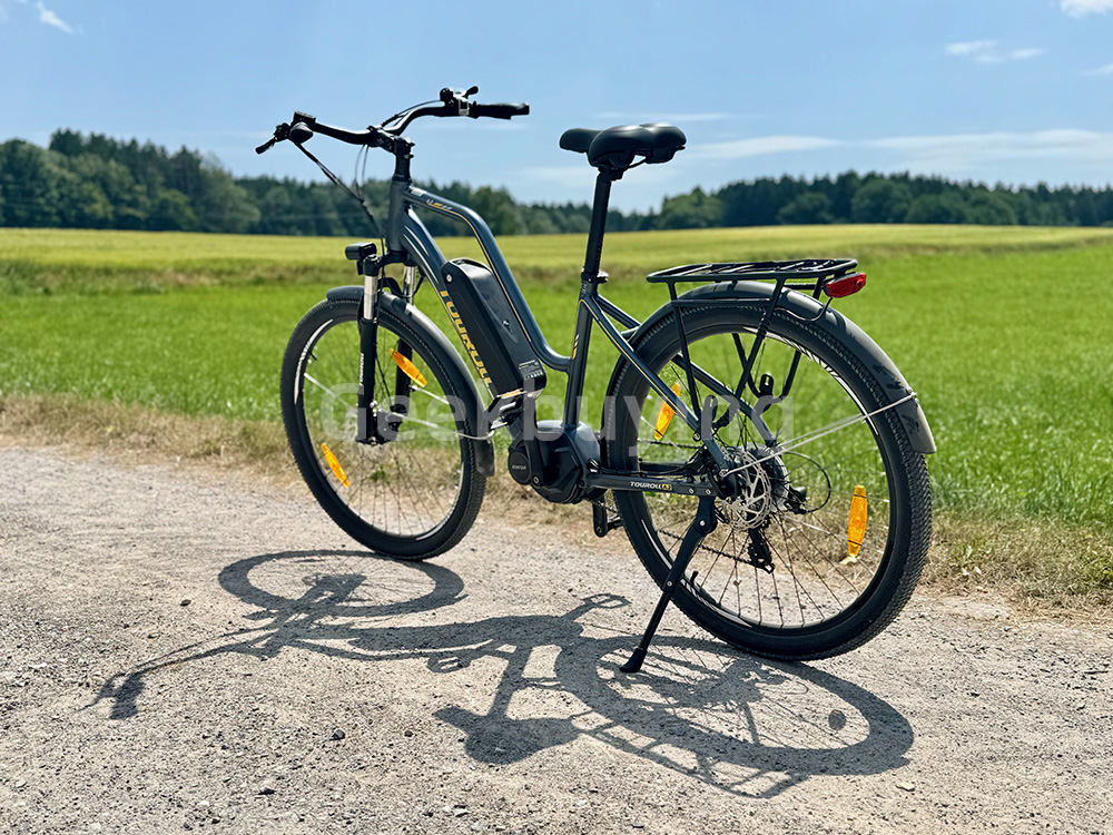 Touroll MA2 elektromos ker&eacute;kp&aacute;r, 250 W-os k&ouml;z&eacute;phajt&aacute;s&uacute; motor, 36 V-os 13 Ah-s akkumul&aacute;tor, 27,5 h&uuml;velykes gumik, 25 km/h maxim&aacute;lis sebess&eacute;g, 100 km-es hat&oacute;t&aacute;vols&aacute;g, hidraulikus t&aacute;rcsaf&eacute;k, teleszk&oacute;pos villa z&aacute;rral, Shimano 7 sebess&eacute;ges - barna