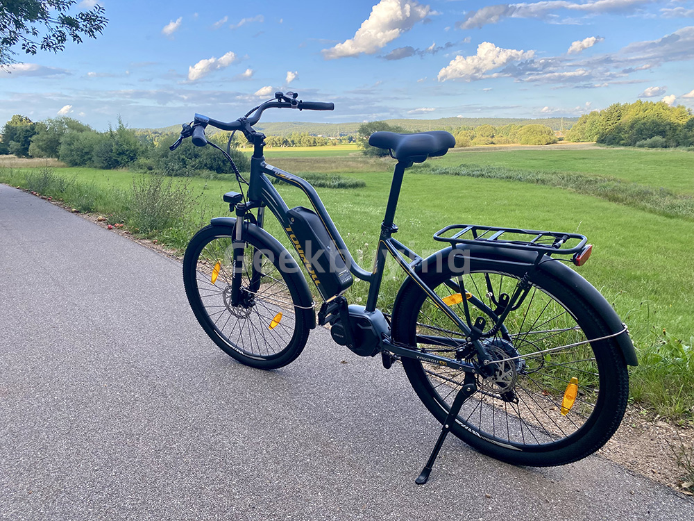 Touroll MA2 elektromos ker&eacute;kp&aacute;r, 250 W-os k&ouml;z&eacute;phajt&aacute;s&uacute; motor, 36 V-os 13 Ah-s akkumul&aacute;tor, 27,5 h&uuml;velykes gumik, 25 km/h maxim&aacute;lis sebess&eacute;g, 100 km-es hat&oacute;t&aacute;vols&aacute;g, hidraulikus t&aacute;rcsaf&eacute;k, teleszk&oacute;pos villa z&aacute;rral, Shimano 7 sebess&eacute;ges - barna