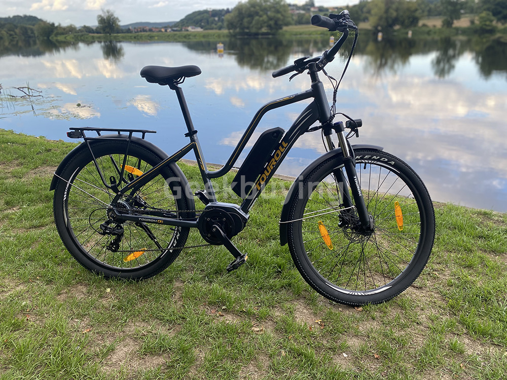 Touroll MA2 elektromos ker&eacute;kp&aacute;r, 250 W-os k&ouml;z&eacute;phajt&aacute;s&uacute; motor, 36 V-os 13 Ah-s akkumul&aacute;tor, 27,5 h&uuml;velykes gumik, 25 km/h maxim&aacute;lis sebess&eacute;g, 100 km-es hat&oacute;t&aacute;vols&aacute;g, hidraulikus t&aacute;rcsaf&eacute;k, teleszk&oacute;pos villa z&aacute;rral, Shimano 7 sebess&eacute;ges - barna