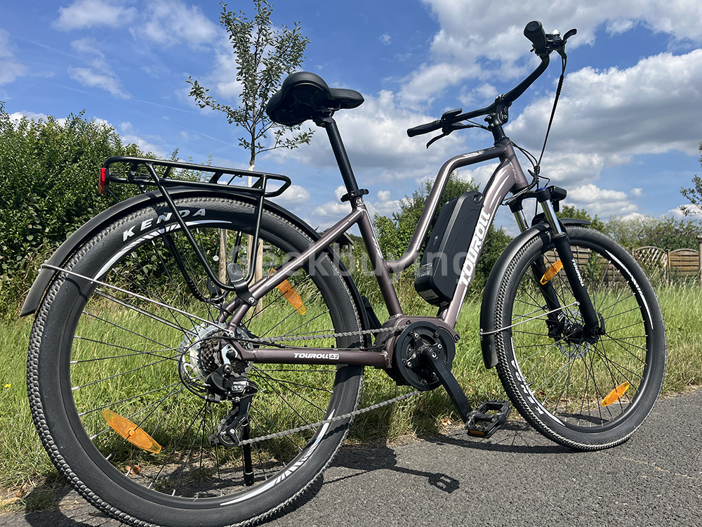Touroll MA2 elektromos ker&eacute;kp&aacute;r, 250 W-os k&ouml;z&eacute;phajt&aacute;s&uacute; motor, 36 V-os 13 Ah-s akkumul&aacute;tor, 27,5 h&uuml;velykes gumik, 25 km/h maxim&aacute;lis sebess&eacute;g, 100 km-es hat&oacute;t&aacute;vols&aacute;g, hidraulikus t&aacute;rcsaf&eacute;k, teleszk&oacute;pos villa z&aacute;rral, Shimano 7 sebess&eacute;ges - barna