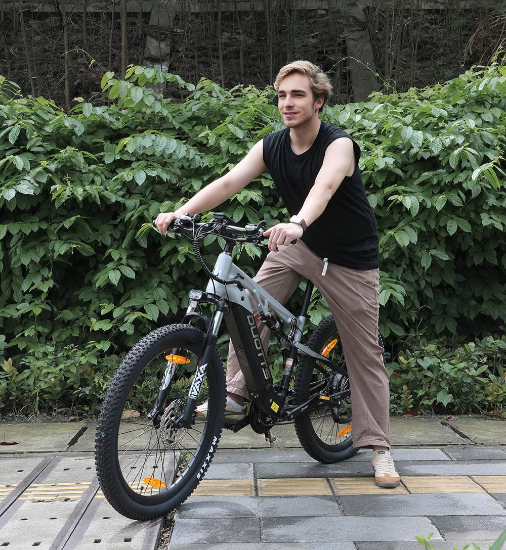 DUOTTS E29 Electric Bike, 250W motor, 48V 13,5Ah batéria, 27.5 palcové pneumatiky, max. rýchlosť 25 km/h, dojazd 90 km, hydraulické kotúčové brzdy Shimano, vzduchové odpruženie DNM, 14-rýchlostný prevod Shimano, snímač krútiaceho momentu - striebornobiely