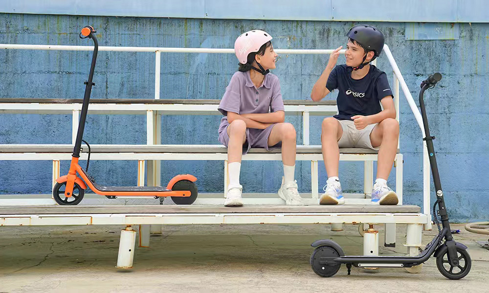K2 Pro Gyerek Elektromos Roller, 150 W-os Motor, 18 V 2,6 Ah Akkumul&aacute;tor, 15 km/h Max Sebess&eacute;g, E-f&eacute;k &eacute;s L&aacute;bf&eacute;k, M&aacute;gneses T&ouml;lt&eacute;s, LED Kijelző - Narancss&aacute;rga