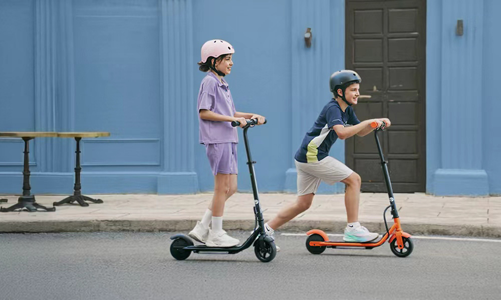 K2 Pro Gyerek Elektromos Roller, 150 W-os Motor, 18 V 2,6 Ah Akkumul&aacute;tor, 15 km/h Max Sebess&eacute;g, E-f&eacute;k &eacute;s L&aacute;bf&eacute;k, M&aacute;gneses T&ouml;lt&eacute;s, LED Kijelző - Narancss&aacute;rga