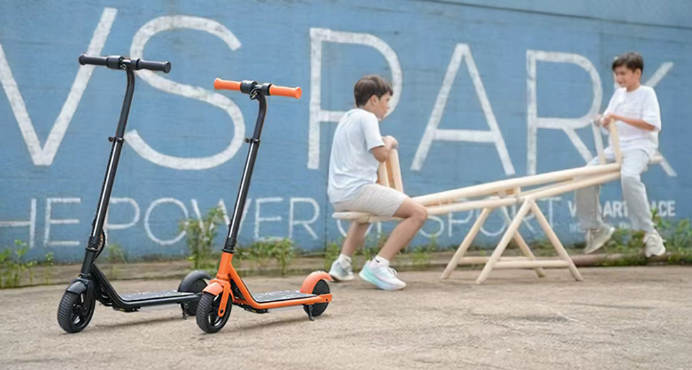 K2 Pro Gyerek Elektromos Roller, 150 W-os Motor, 18 V 2,6 Ah Akkumul&aacute;tor, 15 km/h Max Sebess&eacute;g, E-f&eacute;k &eacute;s L&aacute;bf&eacute;k, M&aacute;gneses T&ouml;lt&eacute;s, LED Kijelző - Narancss&aacute;rga