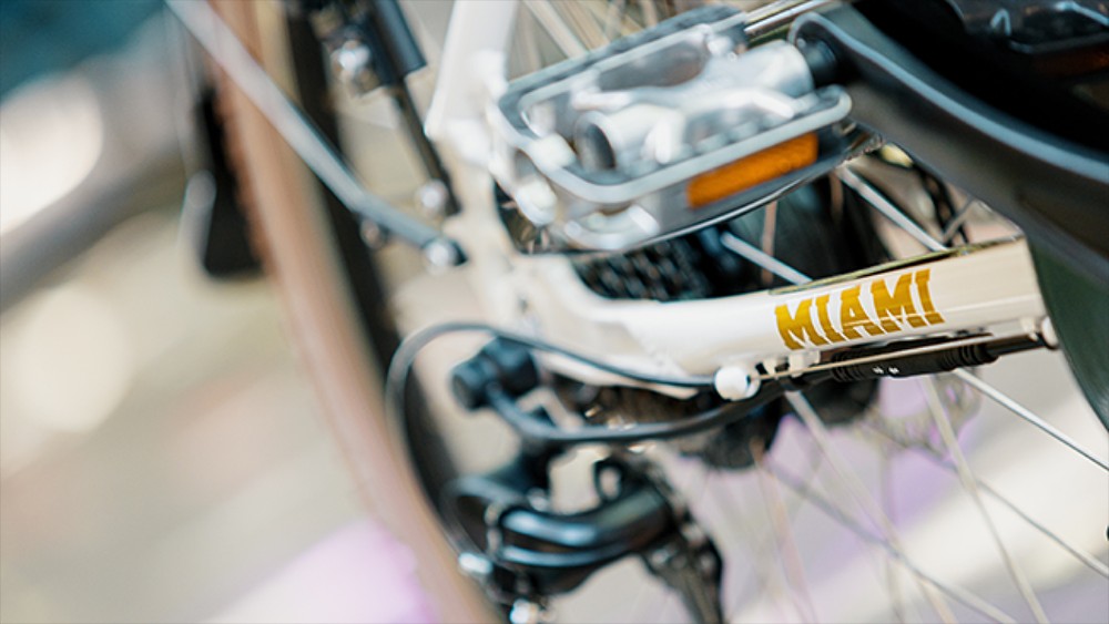 Elektrický bicykel Miami-26, 250W motor, 36V 14,4Ah batéria, 26*1.95 palcové pneumatiky, max. rýchlosť 25km/h, dojazd 45km, predné & zadné mechanické kotúčové brzdy, Shimano 7-rýchlostný - modrý