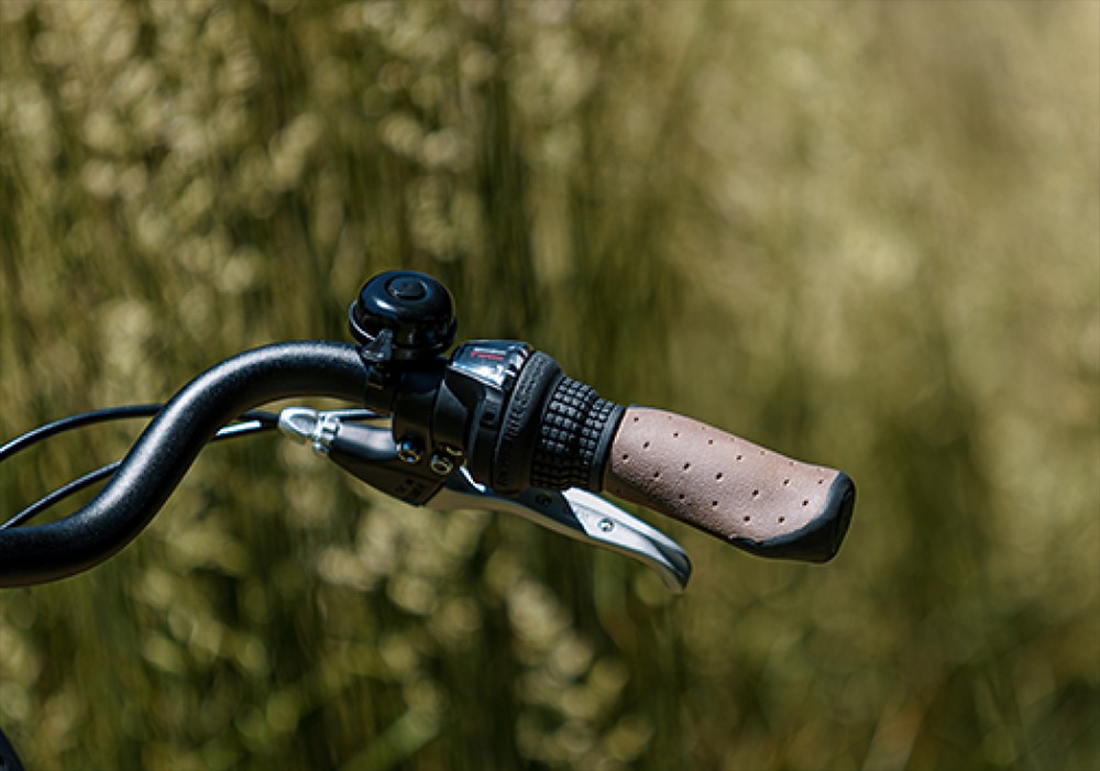 Elektrický bicykel Miami-26, 250W motor, 36V 14,4Ah batéria, 26*1.95 palcové pneumatiky, max. rýchlosť 25km/h, dojazd 45km, predné & zadné mechanické kotúčové brzdy, Shimano 7-rýchlostný - biely