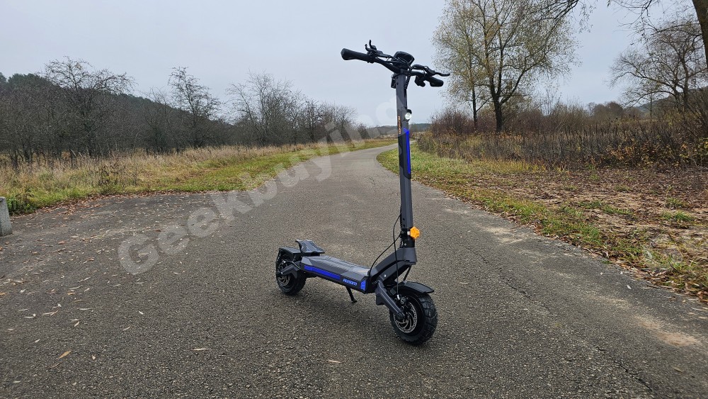 Ausom DT2 Pro Elektromos Roller, 2*1100W Motor, 52V 23.4Ah, 10*3.0 h&uuml;velykes Gumiabroncs, 68km/h Max. Sebess&eacute;g, 115km Max. Hat&oacute;t&aacute;vols&aacute;g, El&ouml;l &eacute;s H&aacute;tul Hidraulikus T&aacute;rcsaf&eacute;kek, Lengőkaros Felf&uuml;ggeszt&eacute;s