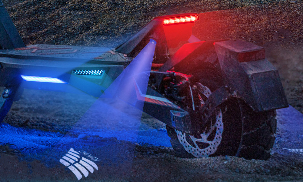 KuKirin T3 elektromos robogó, 800 W-os motor, 48 V 15,6 Ah akkumulátor, 10 hüvelykes gumik, 45 km/h maximális sebesség, 58 km hatótáv, első és hátsó tárcsafék, négykaros lengéscsillapító