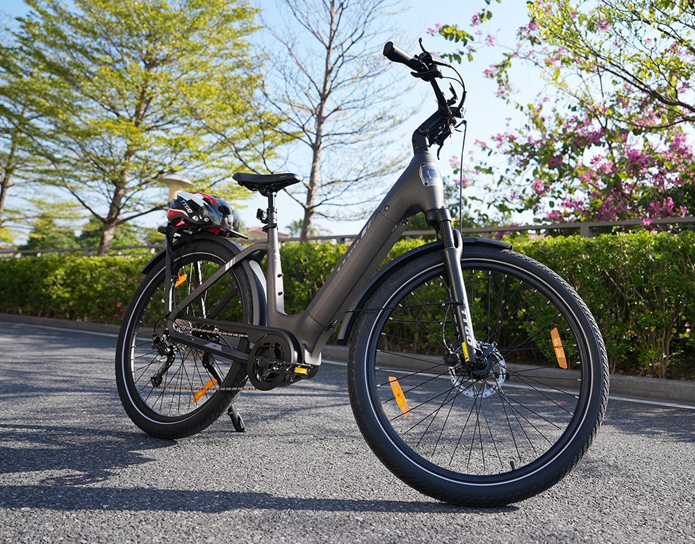 Elektrobicykel TTGO Z5, 250W motor, 36V 18Ah batéria, 27.5 palcové pneumatiky, max. rýchlosť 25 km/h, max. dojazd 130 km, hydraulické kotúčové brzdy, trojitý systém tlmenia nárazov, 9-rýchlostný systém Shimano - sivý