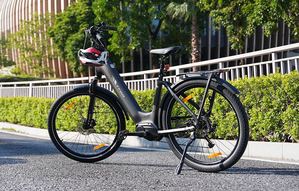 Elektrobicykel TTGO Z5, 250W motor, 36V 18Ah batéria, 27.5 palcové pneumatiky, max. rýchlosť 25 km/h, max. dojazd 130 km, hydraulické kotúčové brzdy, trojitý systém tlmenia nárazov, 9-rýchlostný systém Shimano - sivý