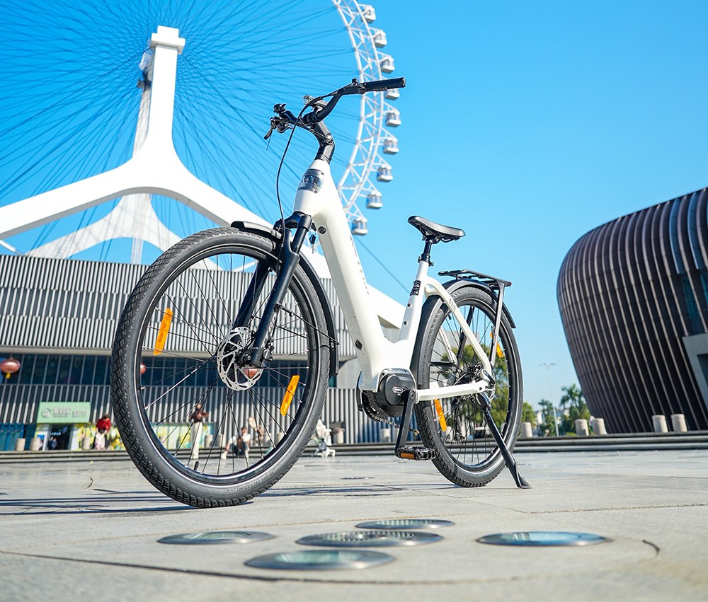 Elektrobicykel TTGO Z5, 250W motor, 36V 18Ah batéria, 27.5 palcové pneumatiky, max. rýchlosť 25 km/h, max. dojazd 130 km, hydraulické kotúčové brzdy, trojitý systém tlmenia nárazov, 9-rýchlostný systém Shimano - biely