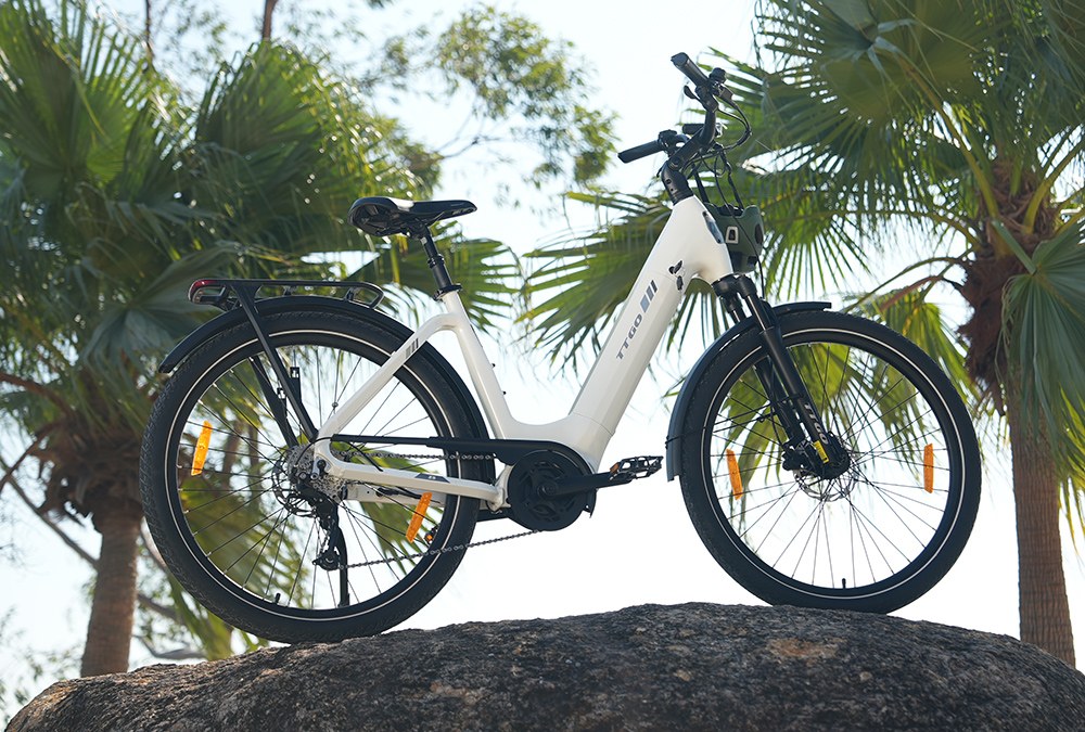 Elektrobicykel TTGO Z5, 250W motor, 36V 18Ah batéria, 27.5 palcové pneumatiky, max. rýchlosť 25 km/h, max. dojazd 130 km, hydraulické kotúčové brzdy, trojitý systém tlmenia nárazov, 9-rýchlostný systém Shimano - biely