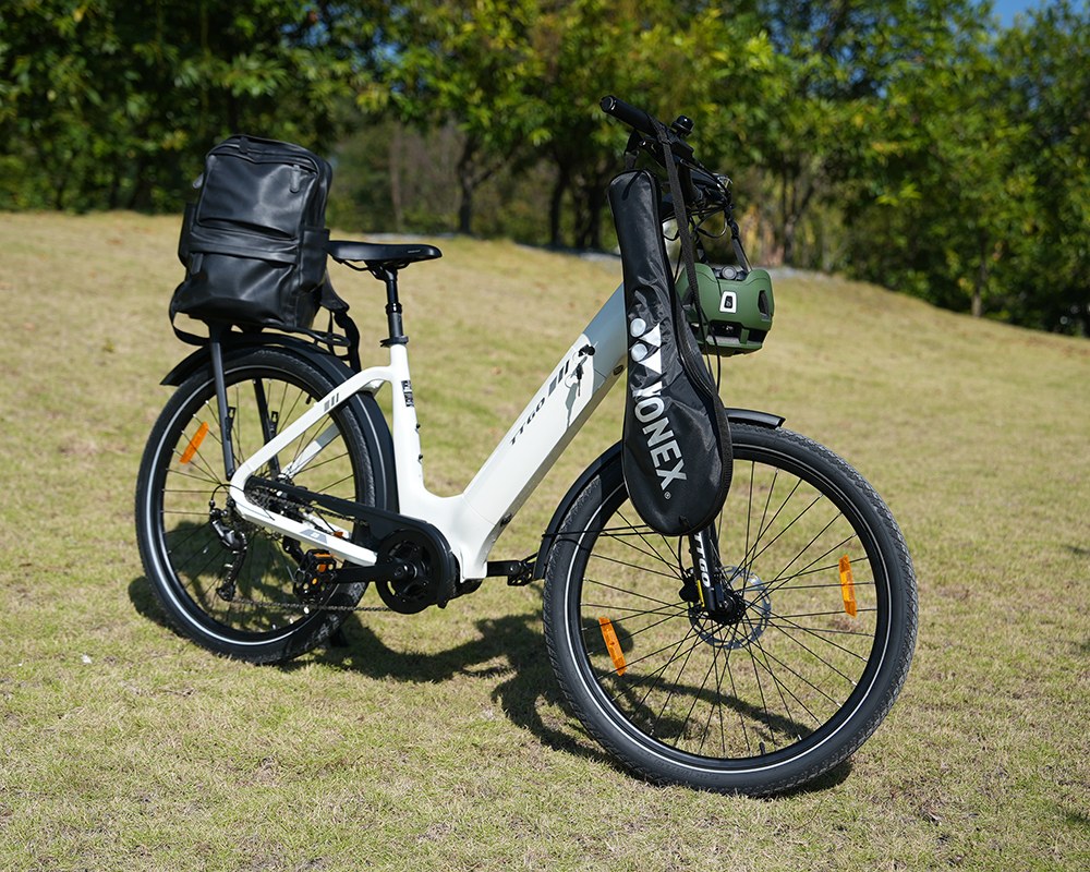 Elektrobicykel TTGO Z5, 250W motor, 36V 18Ah batéria, 27,5 palcové pneumatiky, max. rýchlosť 25 km/h, max. dojazd 130 km, hydraulické kotúčové brzdy, trojitý systém tlmenia nárazov, 9-rýchlostný systém Shimano - biely