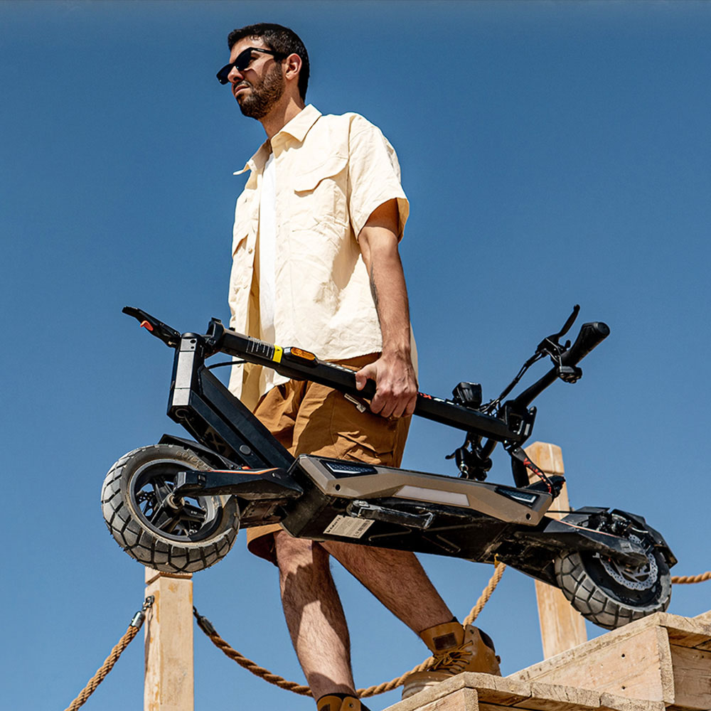 KuKirin T3 elektromos robogó, 800 W-os motor, 48 V 15,6 Ah akkumulátor, 10 hüvelykes gumik, 45 km/h maximális sebesség, 58 km hatótáv, első és hátsó tárcsafék, négykaros lengéscsillapító