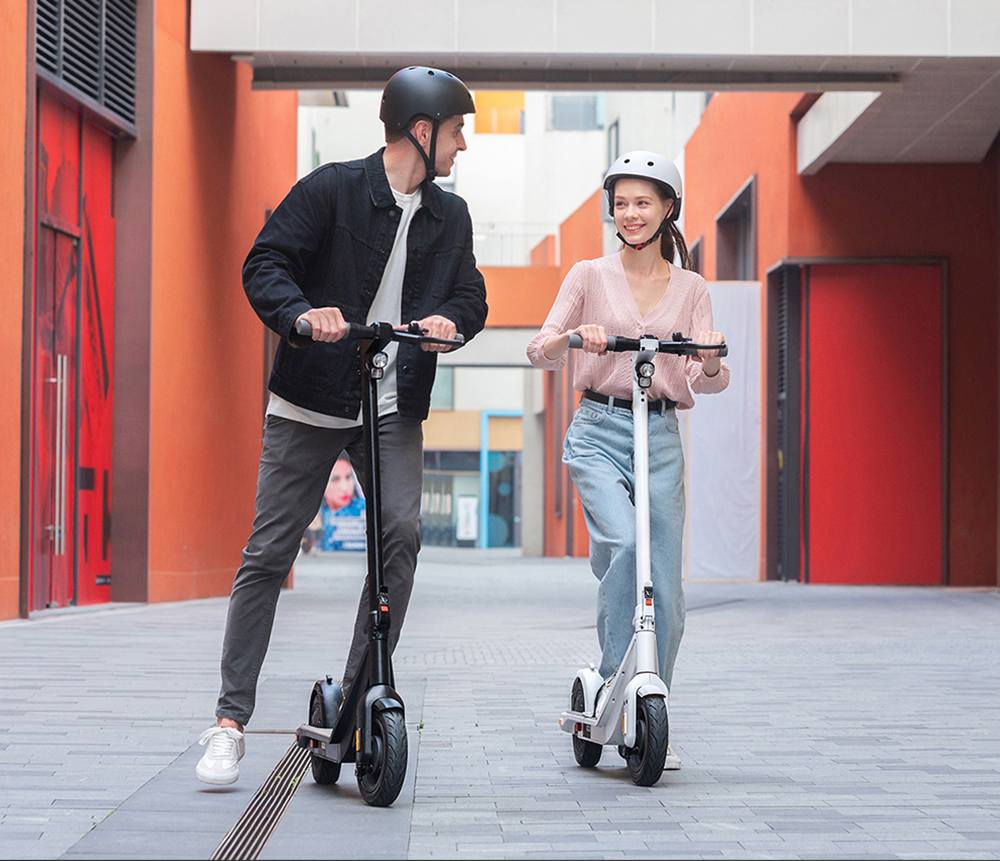 INMOTION Air Elektroroller, 350-W-Motor (720 W Spitzenleistung), 270-Wh-Akku, 10-Zoll-Luftreifen, 30 km/h H&ouml;chstgeschwindigkeit, 35 km Reichweite, elektronische und Trommelbremsen, 120 kg Zuladung