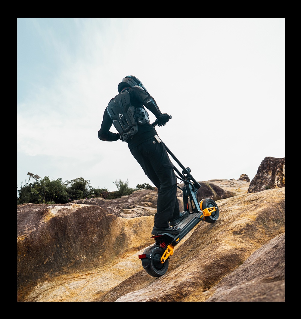 INMOTION RS Jet Elektroroller, 2 x 1200-W-Motor, 72-V-25-Ah-Akku, 11-Zoll-Reifen, 80 km/h H&ouml;chstgeschwindigkeit, 100 km Reichweite, Vorder- und Hinterradschwinge, einstellbare Bodenfreiheit, 4,3-Zoll-Touchscreen-Display