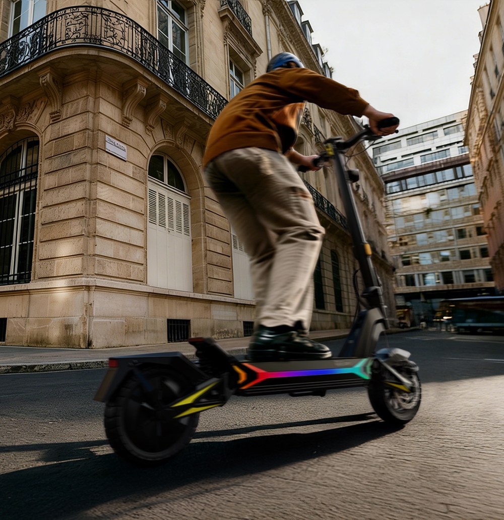 OOTD SR1 Skladacia elektrická kolobežka, 1400W výkonný motor, 48V 20Ah batéria, max. rýchlosť 50 km/h, dojazd až 70 km, 10" pneumatiky, dvojkotúčové brzdy, 20° stúpanie, zaťaženie 120 kg