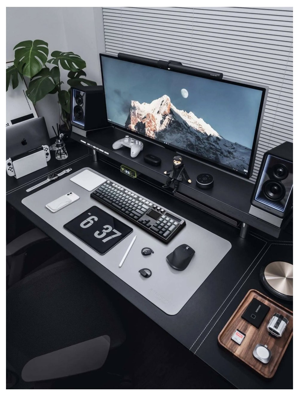 Skyloong GK104 Pro 3.0 Dual-Screen Wireless Mechanical Keyboard, 104-Key Hot-Swappable KTT Rose Silver Linear Switch, Tri-Mode Wired & 2.4G & Bluetooth, 8000mAh Battery, RGB Backlit