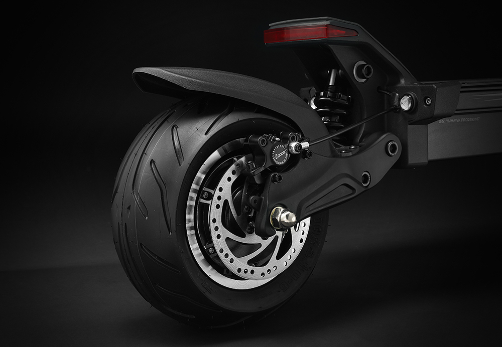 YUME HAWK Pro Elektromos Roller, 10x4.5" tömlő nélküli Országúti Gumiabroncsok 3000W*2 Motor 60V 30Ah Akkumulátor 80km/h Max. Sebesség 100km Max. Hatótávolság 3 Sebességváltó Rendszer Tárcsafék Állítható Hidraulikus Rugózás NFC Alkalmazásvezérlés