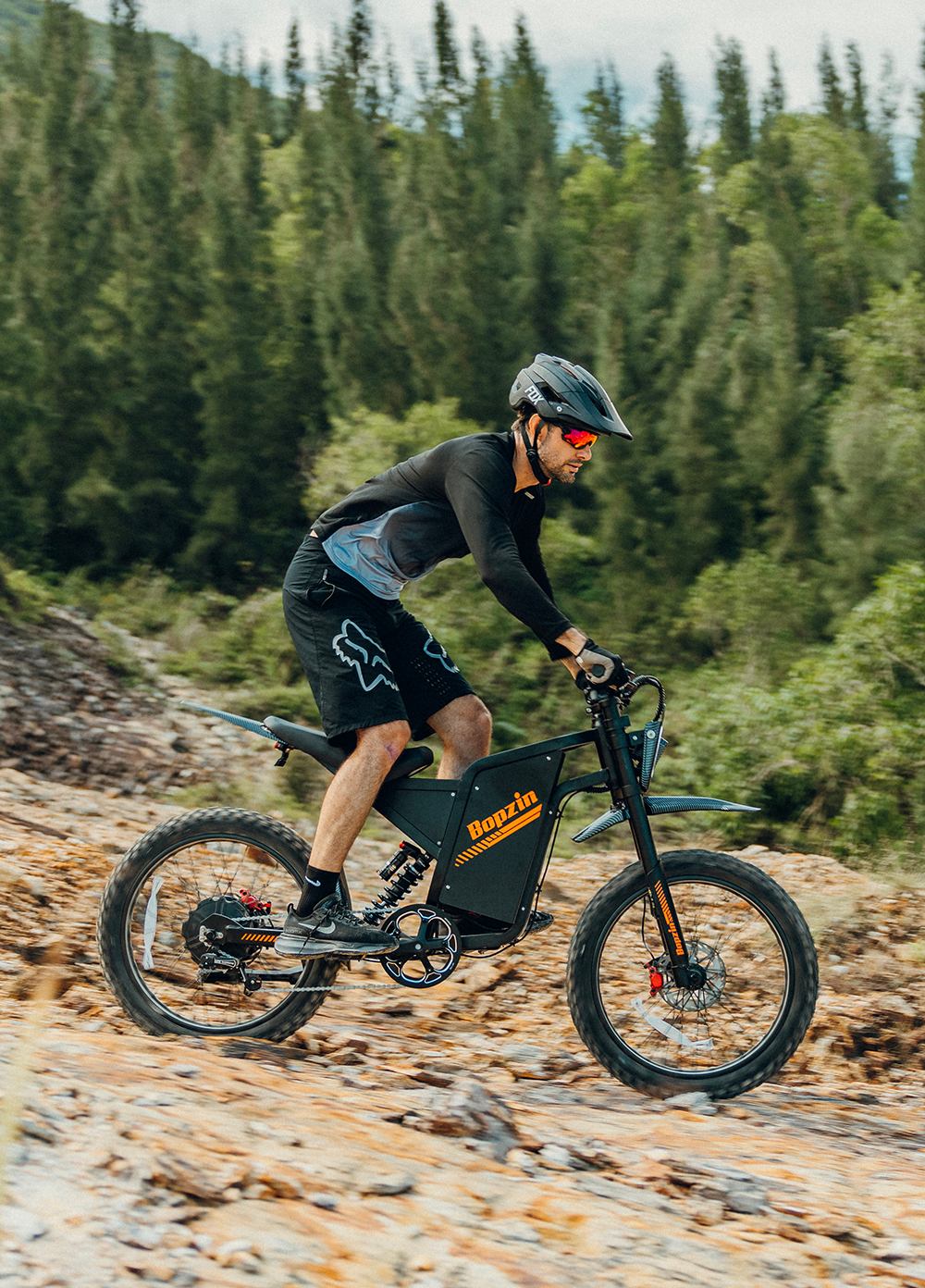 BOPZIN Q8 Electric Dirt Bike, 3000W špičkový motor, 60V 35Ah odnímateľná batéria, rýchlosť až 45 km/h, maximálny dojazd 68 míľ, 25' hrubé pneumatiky, dvojité odpruženie, hydraulické kotúčové brzdy, nosnosť 396 libier, 3 režimy jazdy