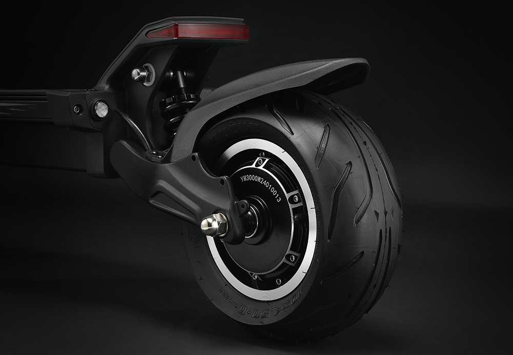 YUME HAWK Pro Elektromos Roller, 10x4.5" tömlő nélküli Országúti Gumiabroncsok 3000W*2 Motor 60V 30Ah Akkumulátor 80km/h Max. Sebesség 100km Max. Hatótávolság 3 Sebességváltó Rendszer Tárcsafék Állítható Hidraulikus Rugózás NFC Alkalmazásvezérlés