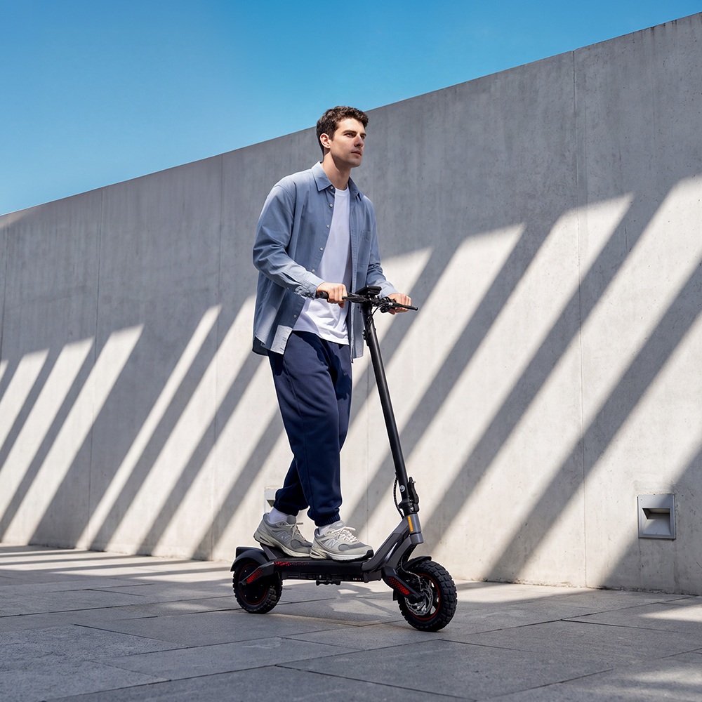 iScooter i10M Trottinette Électrique, Moteur 1200 W en Pointe, Vitesse Max. 45 km/h, Batterie 48 V 10,4 Ah, Autonomie 40 km+, Pneus Tout-Terrain 11", Double Suspension, Triple Freinage, Contrôle par Application, Pliage Rapide