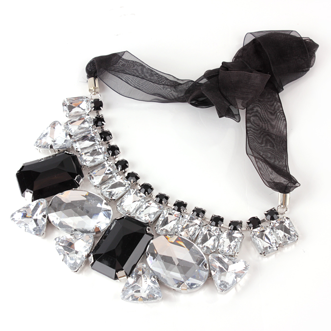 

Irregularly Gemstone Women's Acrylic Alloy Short Necklace - White + Black