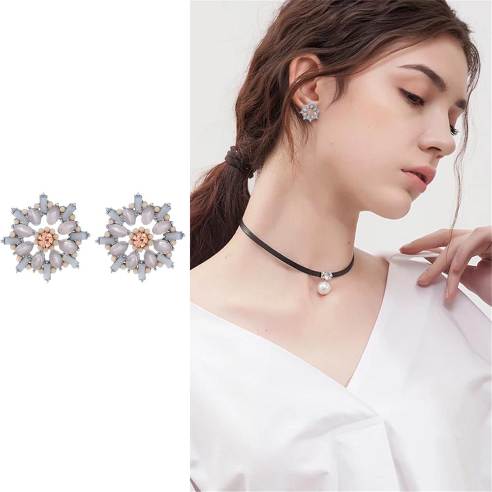 Flower shape earrings