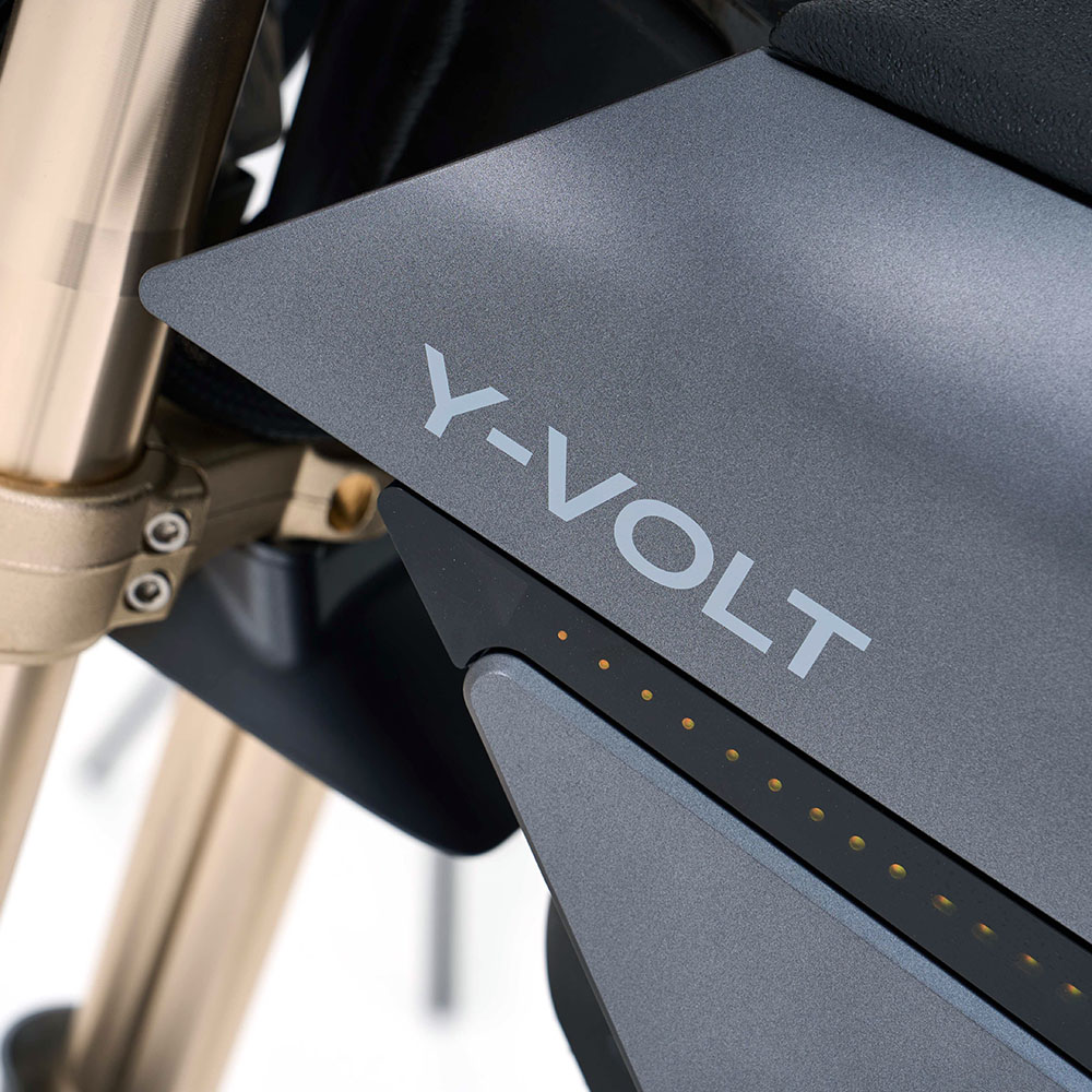 Y-VOLT SURGE V – A 95 kilós, hangtalan fekete szörnyeteg, ami 35 kilowattnyi nyers erővel tépi ki a kezedből a kormányt kép 3
