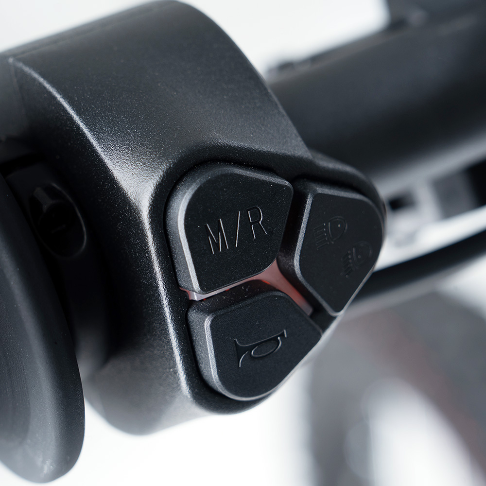 Y-VOLT SURGE V – A 95 kilós, hangtalan fekete szörnyeteg, ami 35 kilowattnyi nyers erővel tépi ki a kezedből a kormányt kép 10